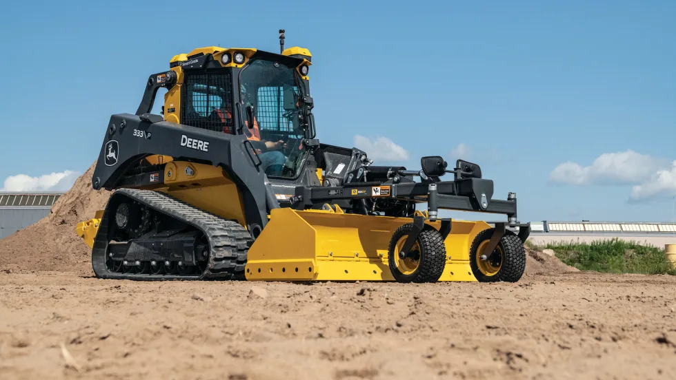 John Deere 333 P-Tier with the box blade