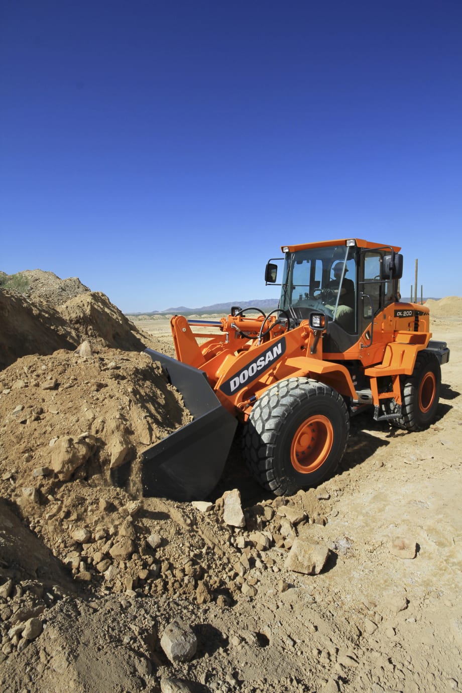 DL200 and DL220 Wheel Loaders