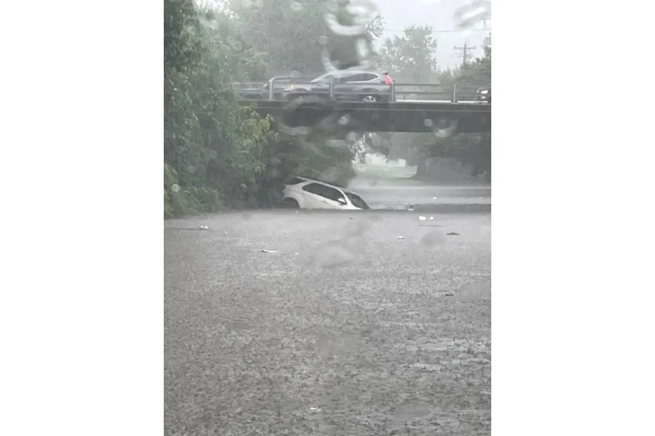 Off-Duty North Carolina Deputy Rescues Driver from Sinking SUV