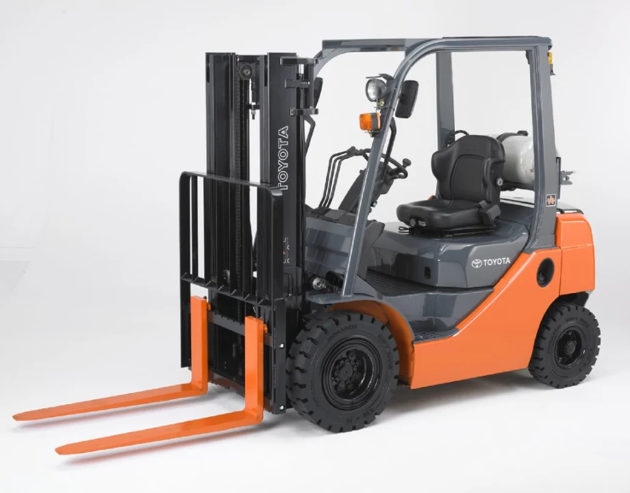 8-Series IC Pneumatic Lift Truck